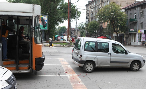 Автобус удари автомобил на столично кръстовище