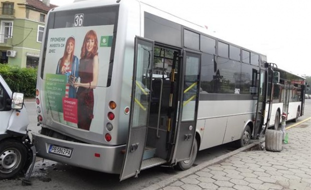 Микробус блъсна два рейса на спирка в Пловдив, има пострадали