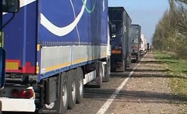 Десетки  камиони не могат да напуснат Украйна на границата с Крим