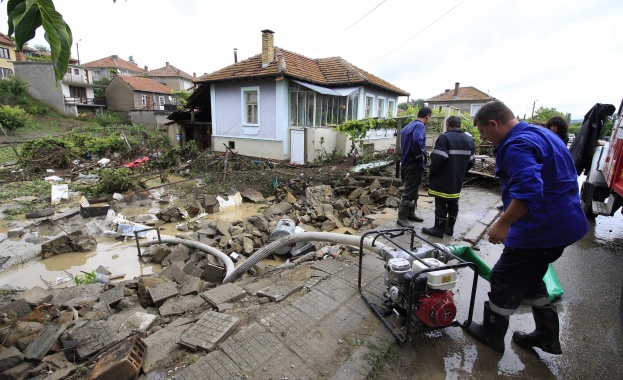 Раздават ваучери за мебели и бяла техника на пострадалите от наводненията във Велико Търново 