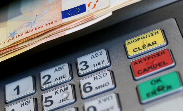 Задържаха двама българи за източване на банкомати в Гърция