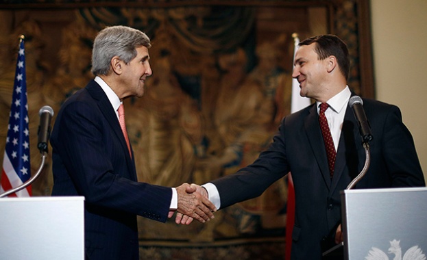 Полският външнен министър: Правим орална любов на САЩ
