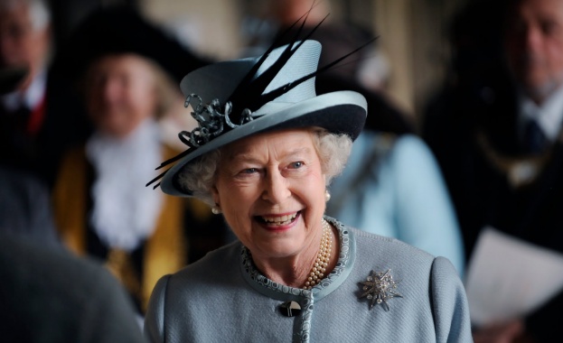 Кралица Елизабет II си купи улици 