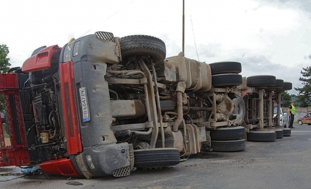 Разсипано зърно затруднява трафика по пътя София-Варна, в района на Търговище