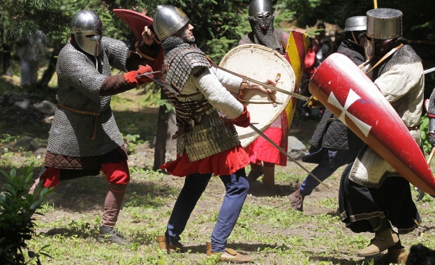 Ентусиасти кръстосват мечове в първия Софийски средновековен панаир