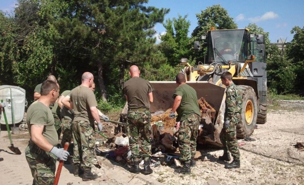 Военни продължават да помагат при разчистването на Добрич