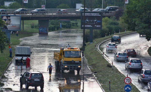 Доброволци отводняваха кръстовището на НДК