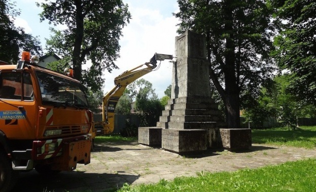 Руското МВнР: Събарянето на паметника на съветския войн в полския град Лиманова е кощунствен акт