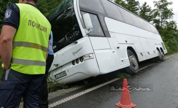 Автобус с деца катастрофира край Бъзън