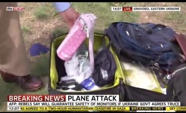 Репортер от Sky News прерови куфар на загинала пътничка от катастрофиралия Боинг 777