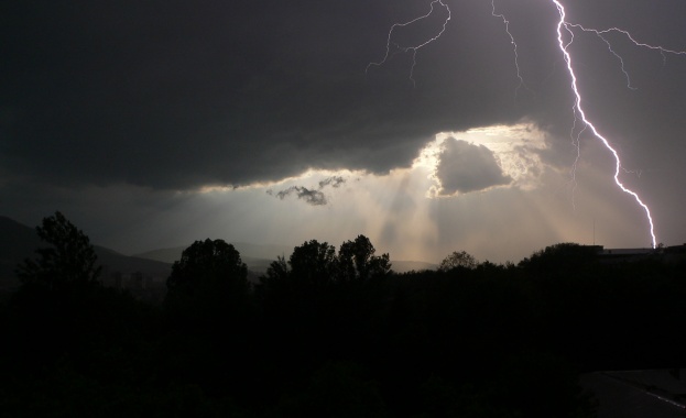 Обилни валежи и гръмотевични бури се очакват в Западна България