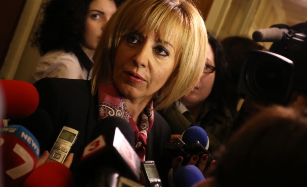 Мая Манолова даде на Конституционния съд орязаните права на ченгетата