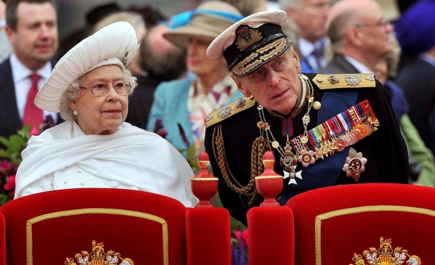 Кралицата и съпругът й почетоха жертвите на пожара в Лондон с минута мълчание 