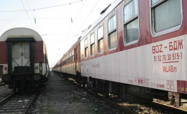 Два влака на косъм от жесток удар на гара край Бургас