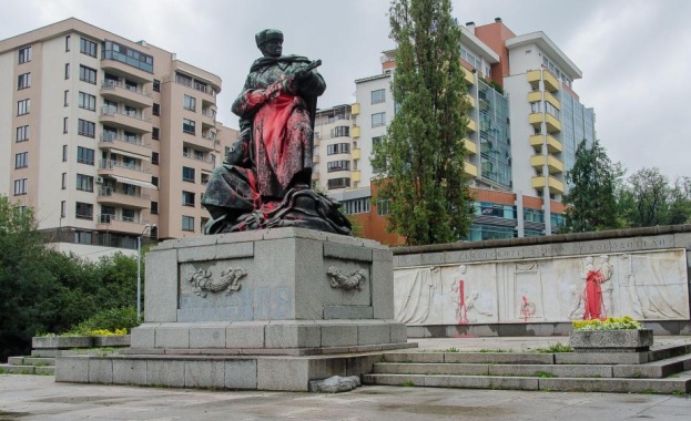 Поругаха Паметника на съветския войн