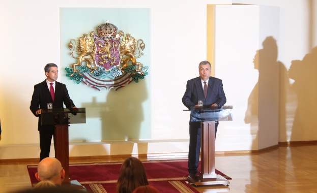 Михаил Миков изпрати на служебния премиер четири конституции