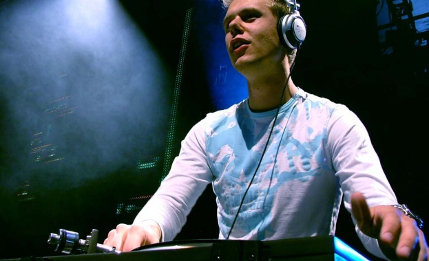 30-метрова сцена за шоуто на Armin Van Buuren тази неделя