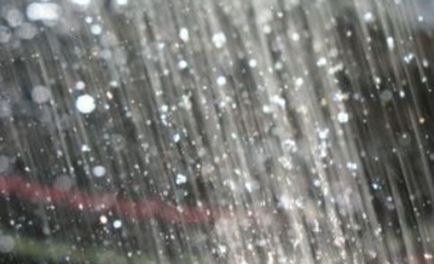 Проливен дъжд се изля над Мездра и Враца