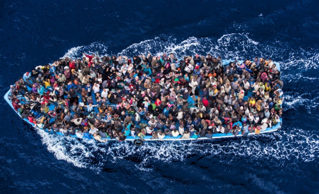Страшна буря наближава остров Лесбос, а десетки лодки с бежанци са на пътя й