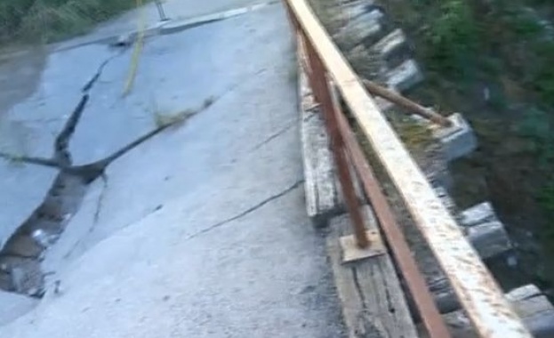 Срутен мост във “Враждебна” застрашава живота на хората