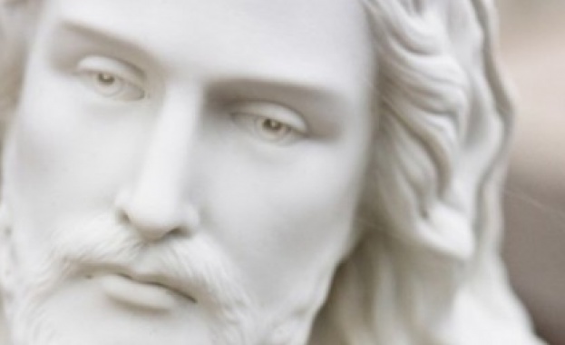 Тийнейджър се изгаври със статуя на Христос 
