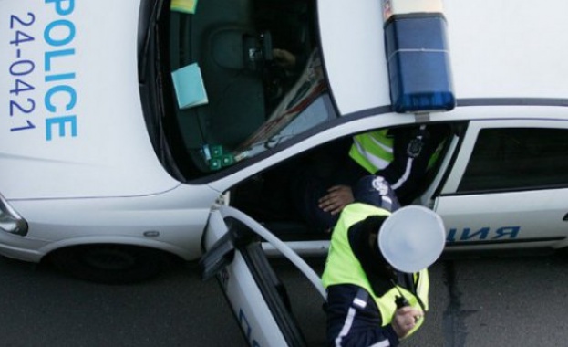 Трафикант катастрофира, бягайки от полицията, заряза 15 имигранти в колата 
