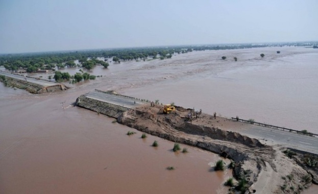 Военни взривиха диги в Пакистан, за да отклонят придошлите реки