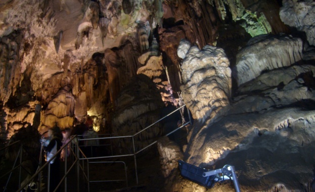 Проливен дъжд блокира за кратко туристи в пещерата „Леденика”