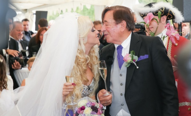 81-годишен милиардер се ожени за модел на Playboy