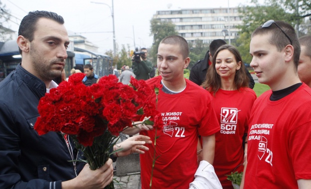 Младежи от БСП подаряват български знамена на 22 места в София