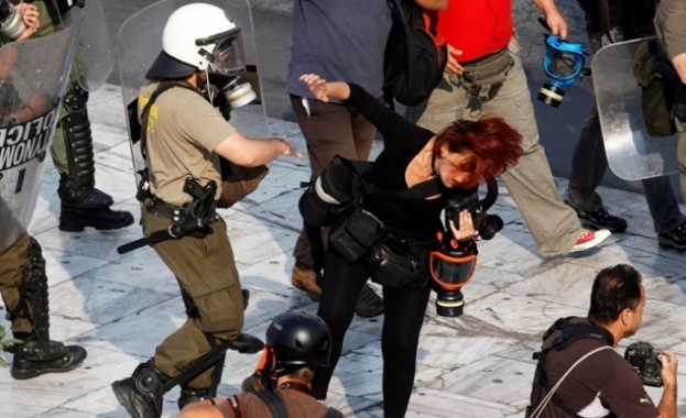 В Гърция осъдиха полицай за побой над журналист