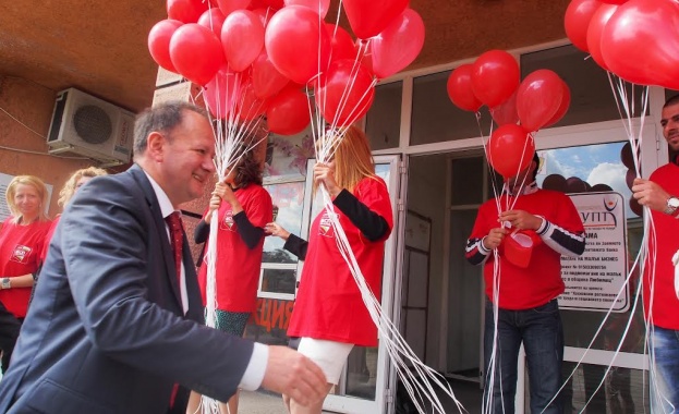 Михаил Миков пусна 100 червени балона за 100 години БСП-Любимец