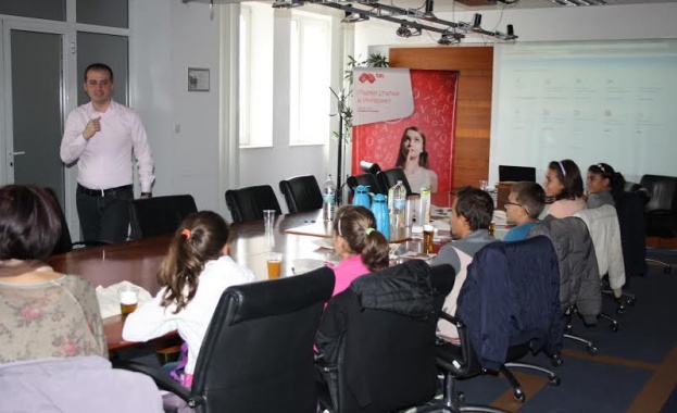 Деца от SOS детски селища се учат на интернет грамотност в Мтел