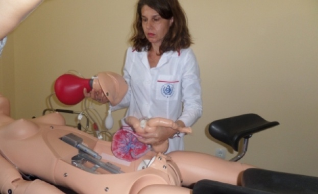 Студенти ще се обучават с помощта на симулационна система на майка и новородено