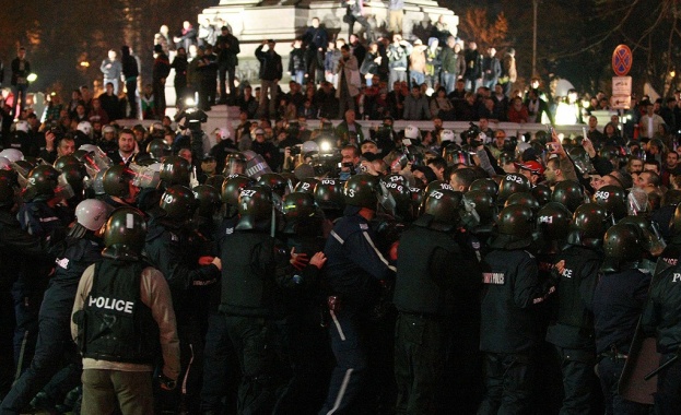 Полицаи, служители в спецслужбите и пожарникари излизат на протест