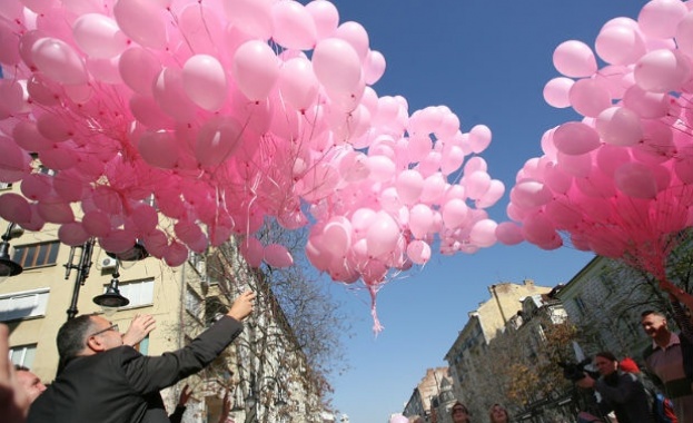 1200 розови балона в памет на починалите от рак на гърдата