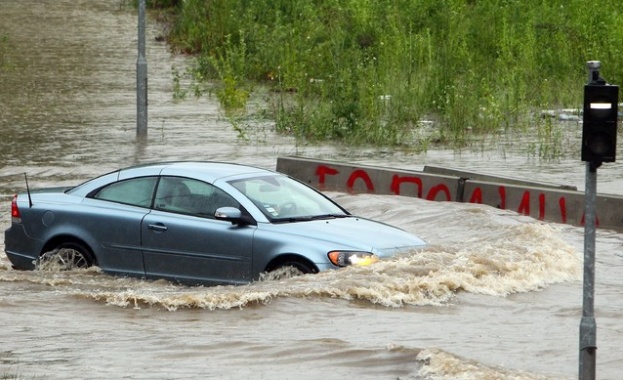 Проливни дъждове наводниха Балканите, има и жертви