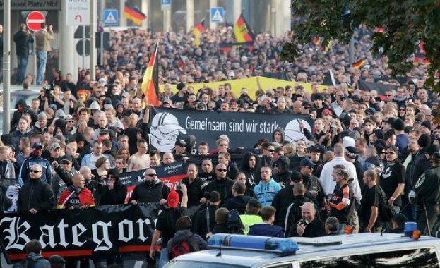 Футболни фенове в Кьолн протестираха срещу салафитите