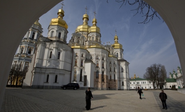 Украински чиновници оказват натиск върху канонични свещеници