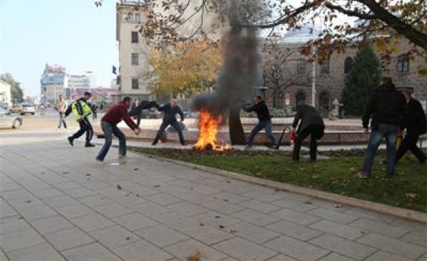 Човек се запали пред президентството (обновена)