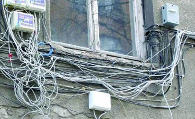 Режат незаконните кабели по фасадите