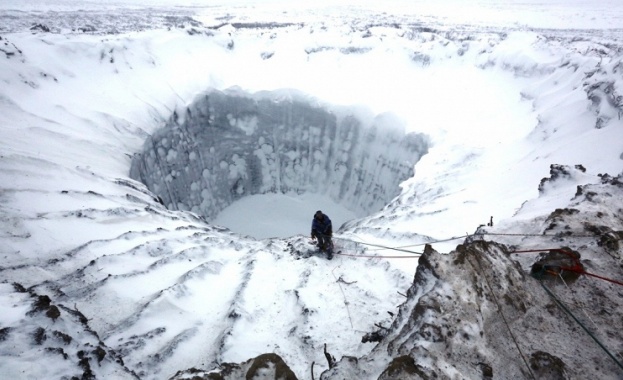 Учени се спуснаха в гигантския кратер на Ямалския полуостров