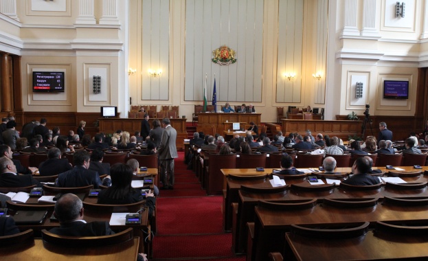 Парламентът ще заседава извънредно във вторник за актуализацията на бюджета