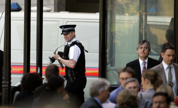 Евакуираха британския парламент заради съмнителен пакет 