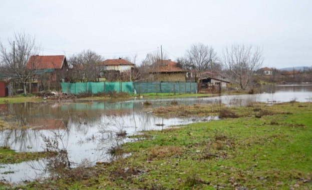 Нивата на Тунджа и Марица остават критични. Затворен е пътят Казанлък - Стара Загора