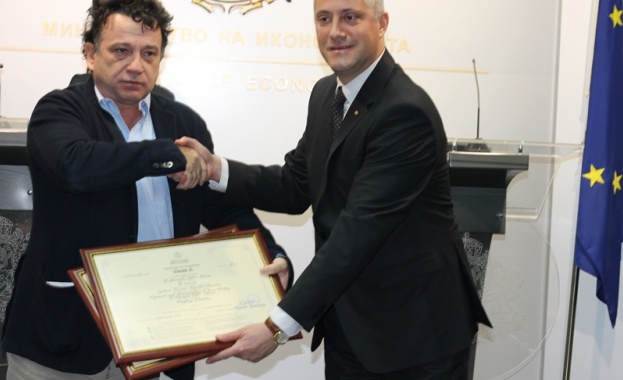 Министър Лукарски връчи сертификат за инвестиция клас "А"