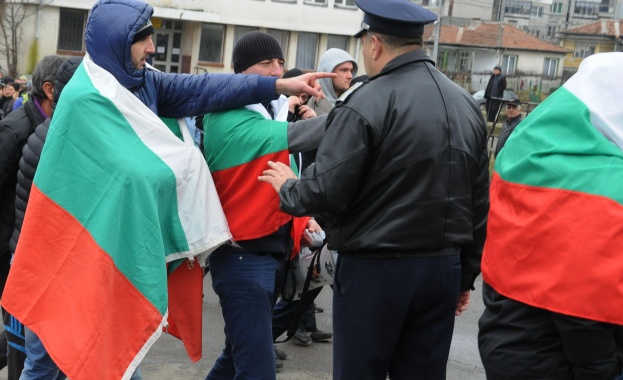 Ромите в Дебелт въоръжени с пищови и ножове, полицаи с щитове пазят гетото