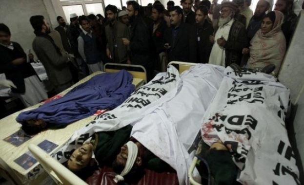 Близо сто убити при атентат в пакистанско училище