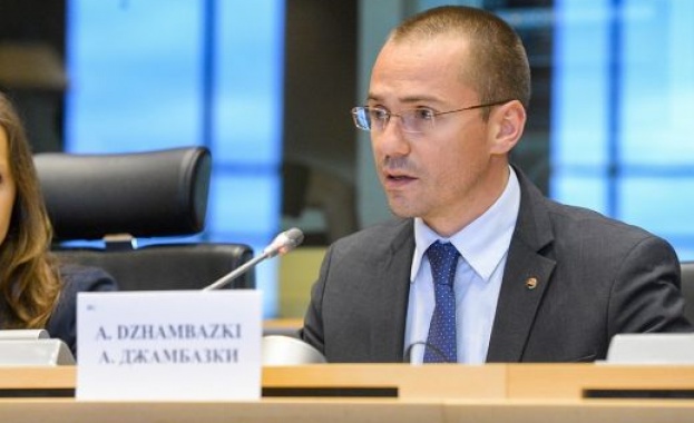 А. Джамбазки: България самата е "гореща точка", защото тя приема и регистрира бежанци