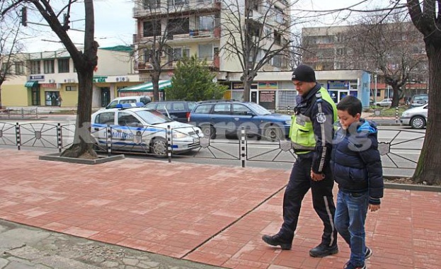 Полицай заведе дете до училище, за да не паркира майка му неправилно